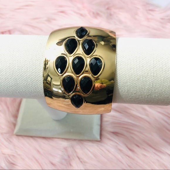 Celina cuff and necklace gold color. - Picture 2 of 8